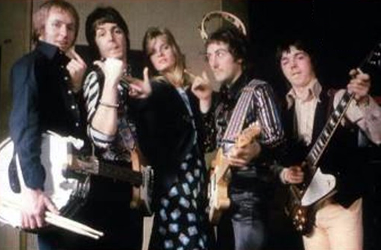 Wings in 1974 (L-R): Geoff Britton, Paul & Linda McCartney, Denny Laine & Jimmy McCulloch Wings in 1974 (L-R): Geoff Britton, Paul & Linda McCartney, Denny Laine & Jimmy McCulloch